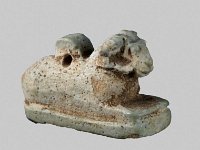 Aeg F 6  Aeg F 6, 26. Dynastie bis Ptolemäerzeit, Kauernder Widder, Hellgrüne Fayence, H 1,4 cm, B 0,8 cm, L 2,4 cm : Bestandskatalog Ägypten, Museumsfoto: Claus Cordes